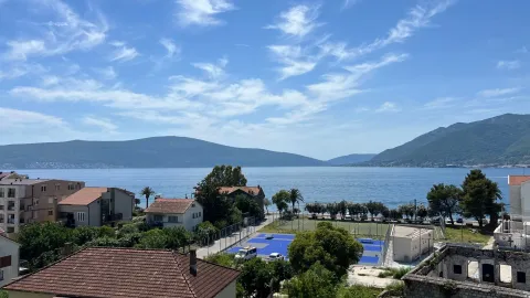 Prelijep panoramski pogled na more, okolna naselja i planine. - image 18