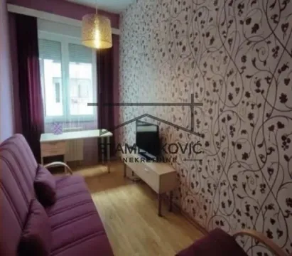 Manja dnevna soba sa ljubičastom garniturom i dekorativnim tapetama. - image 5