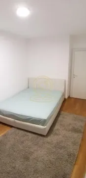 Spavaća soba sa bračnim krevetom i tepihom. - image 9
