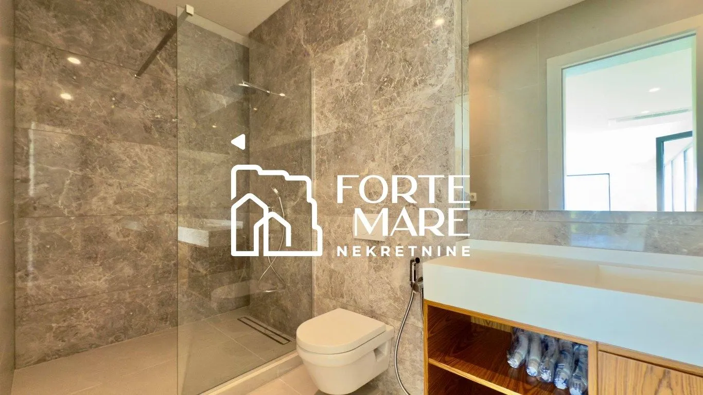 Modern bathroom with a walk-in shower tiled with marble tiles.