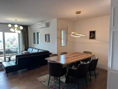 Prostrana dnevna soba sa trpezarijom i modernim nameštajem. - image 2