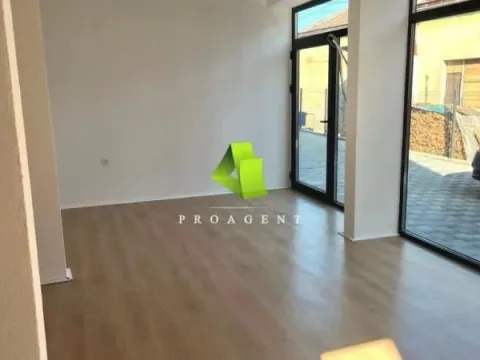 Izdavanje, poslovni prostor, 37m², Centar, Niš