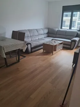 Dnevna soba sa ugaonom garniturom, trpezarijskim stolom i parketom. - image 2