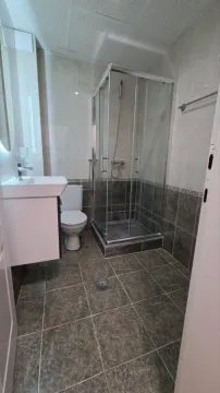 Kupatilo opremljeno tuš kabinom, umivaonikom i wc šoljom. - image 11