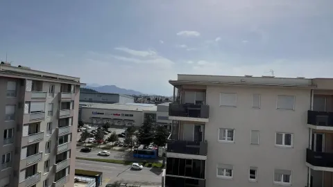 Pogled sa terase na gradske zgrade, ulicu i okolinu. - image 9