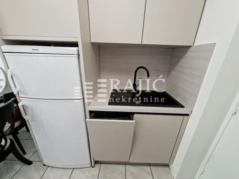 Manja kuhinja sa sudoperom i ugrađenim frižiderom. - image 4