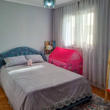 Spavaća soba sa bračnim krevetom i dječijim šatorom za igru pored prozora. - image 23
