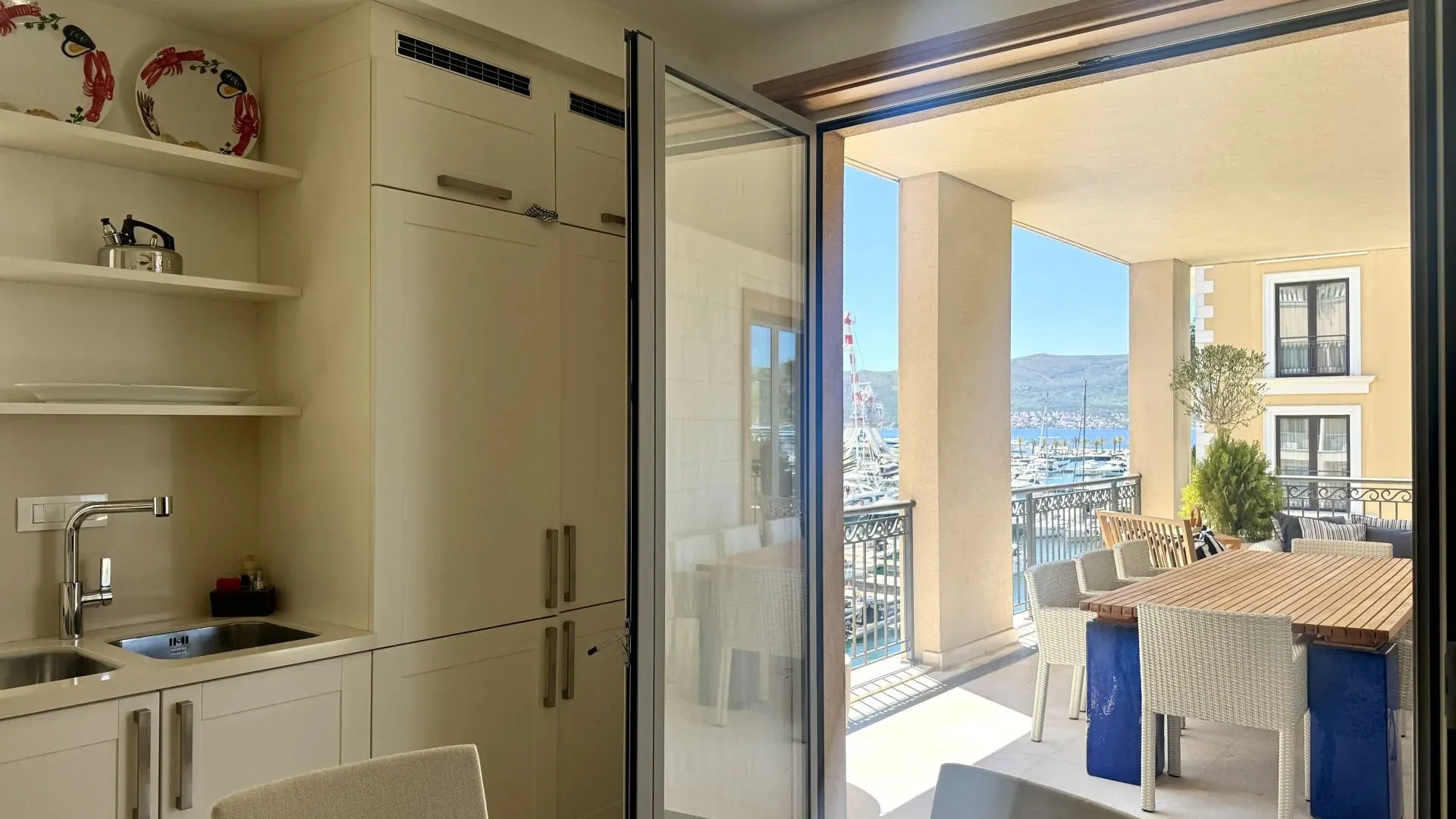 Izdavanje, trosoban stan, 223m², Porto Montenegro, Tivat