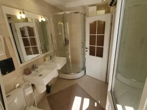 Izdavanje, dvosoban stan, 70m², Centar, Tivat - image 6