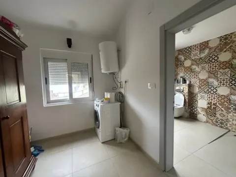Izdavanje, kuća, 280m², Beri, Podgorica - image 3