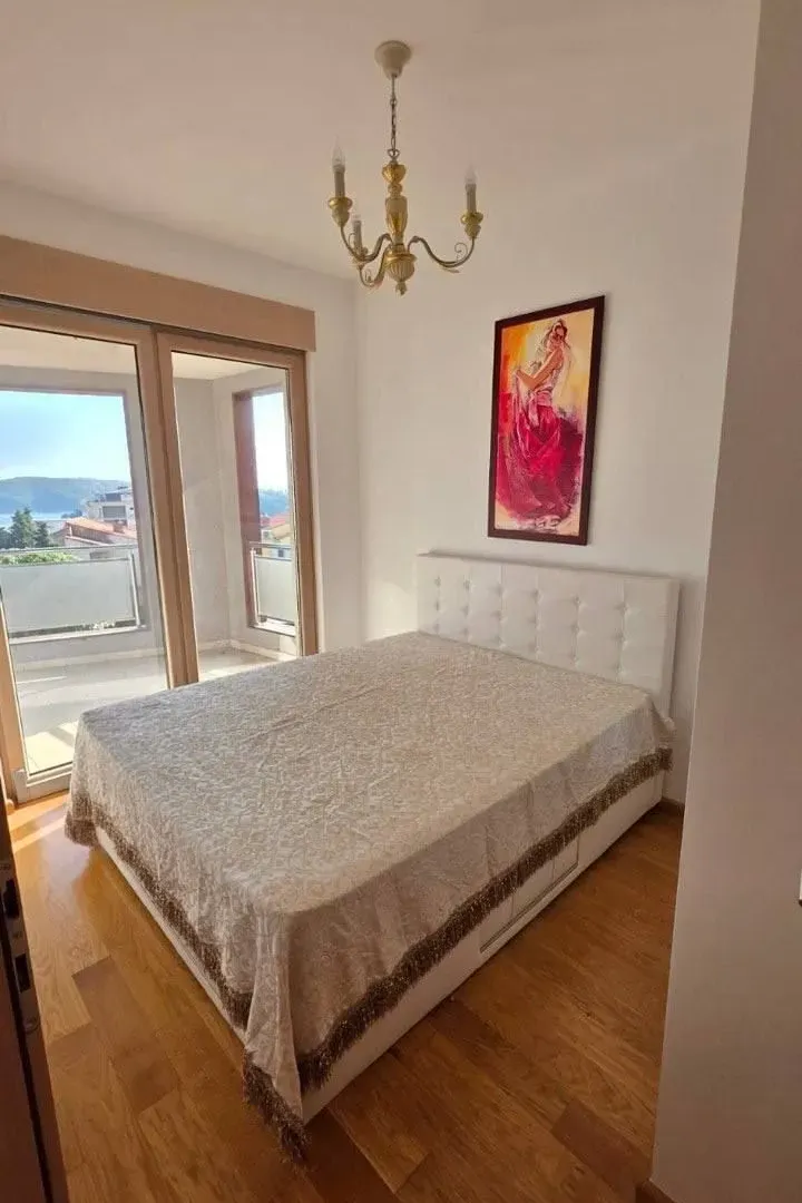 Izdavanje, dvosoban stan, 74m², Bečići, Budva