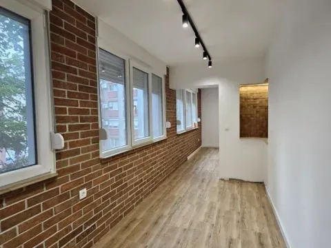 Rent, office space, 60m², Palilula, Niš
