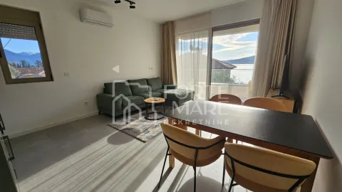 Dnevni boravak sa garniturom i trpezarijom sa pogledom na more. - image 3