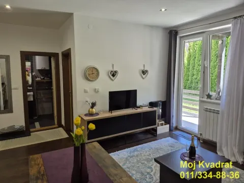 Dnevna soba sa TV komodom i izlazom na terasu. - image 7