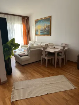 Dnevni boravak sa garniturom i trpezarijskim stolom. - image 4