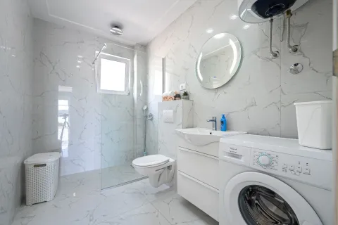 Moderne opremljeno kupatilo sa tuš kabinom i veš mašinom. - image 6