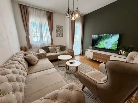 Dnevni boravak opremljen garniturom, foteljom i TV komodom. - image 4