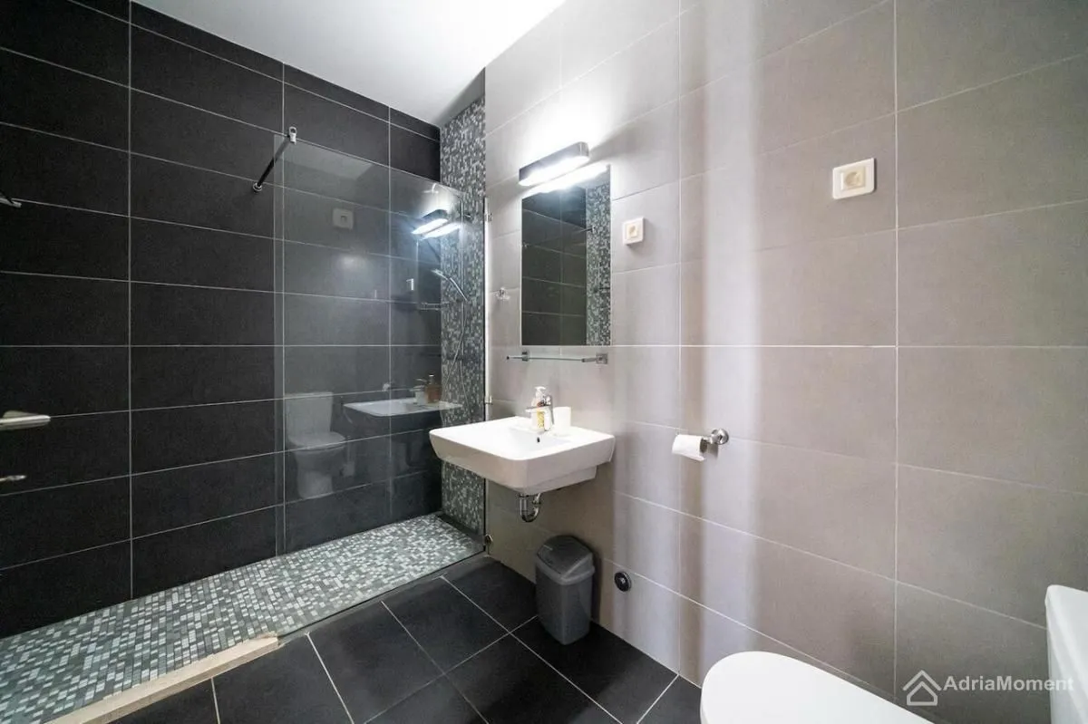 Prodaja, dvosoban stan, 84m², Morinj, Kotor