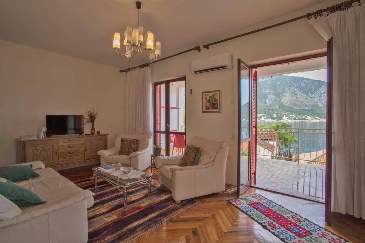 Prodaja, dvosoban stan, 110m², Dobrota, Kotor