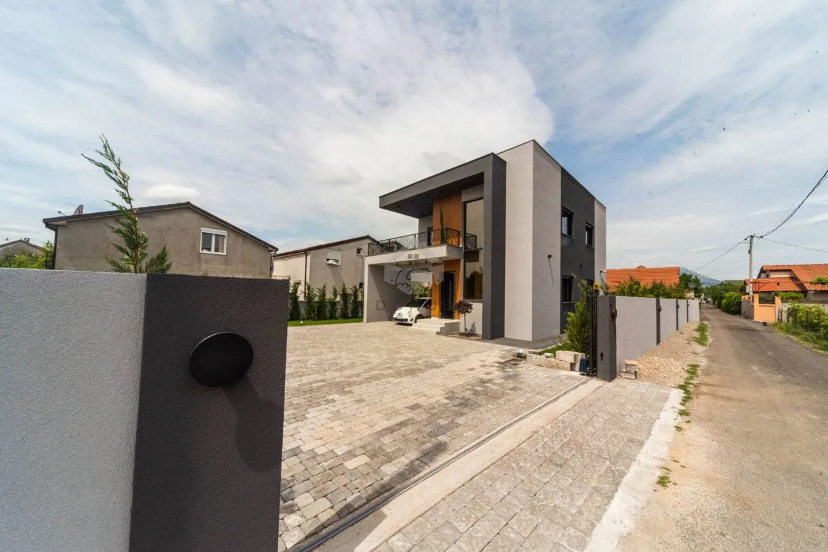 Prodaja, kuća, 202m², Tološi, Podgorica