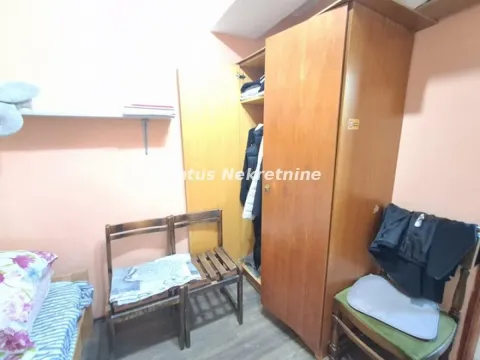 Manja spavaća soba sa drvenim ormarom i krevetom. - image 6