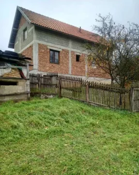 Pogled na spoljašnjost kuće sa dvorištem i ogradom. - image 14