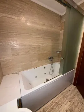 Moderne kupatilo sa hidromasažnom kadom i staklenom pregradom. - image 7