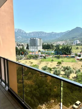 Pogled sa terase na okolno zelenilo i planine. - image 11