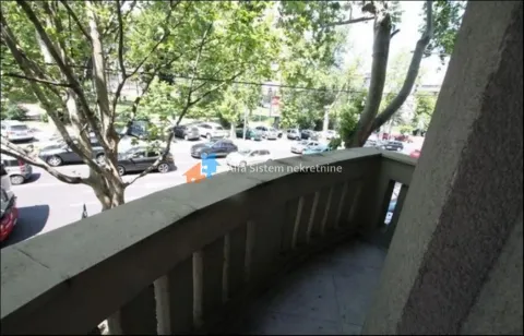 Pogled sa balkona na ulicu i drveće. - image 3