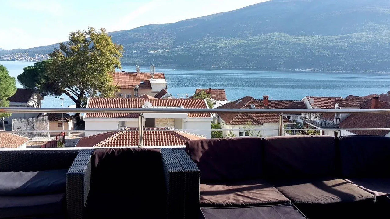 Izdavanje, trosoban stan, 150m², Đenovići, Herceg Novi