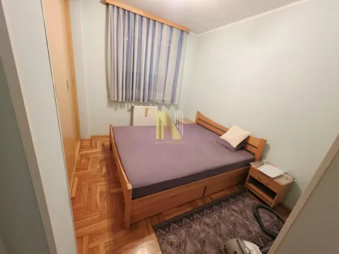 Nameštena spavaća soba sa bračnim krevetom, ormarom i parketom. - image 9