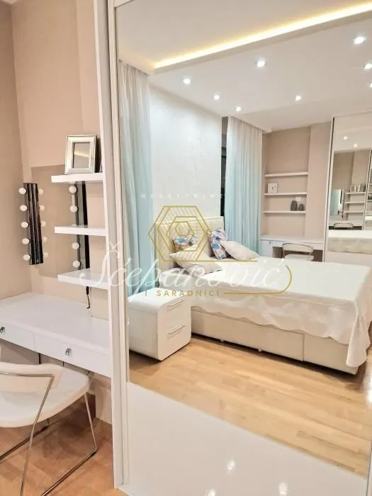 Izdavanje, trosoban stan, 105m², Centar, Novi Sad
