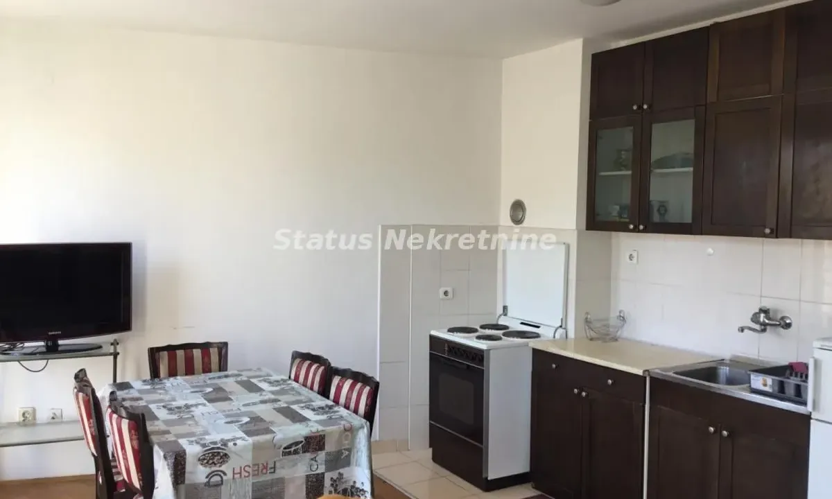 Izdavanje, dvosoban stan, 47m², Centar, Novi Sad