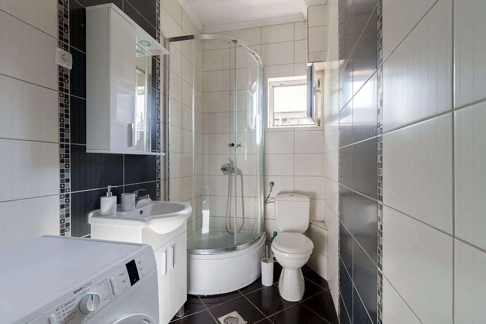 Kompaktno kupatilo sa tuš kabinom, umivaonikom i wc šoljom.