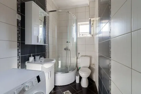 Kompaktno kupatilo sa tuš kabinom, umivaonikom i wc šoljom. - image 11