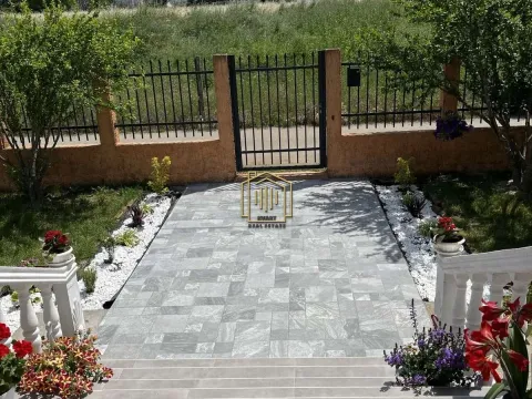 Prodaja, kuća, 350m², Zlatica, Podgorica - image 39