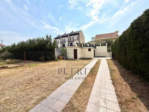 Dvorište porodične kuće sa popločanom stazom i zelenom površinom. - image 18