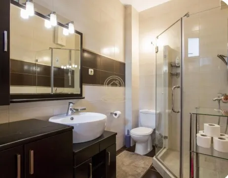 Kupatilo sa umivaonikom, WC šoljom i tuš kabinom. - image 20