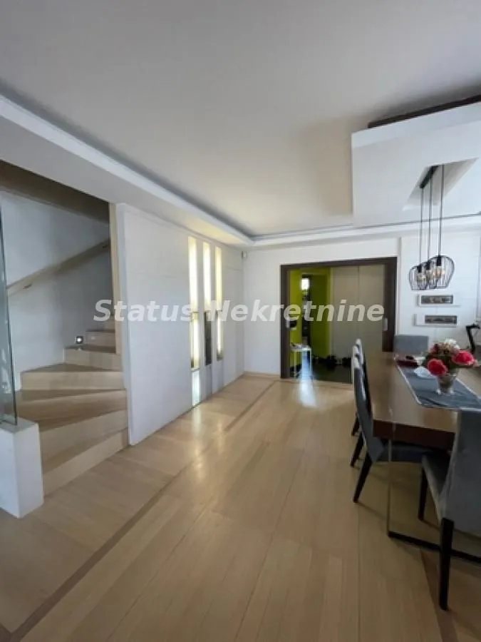 Prodaja, kuća, 250m², Lipov gaj, Novi Sad Sve Podlokacije