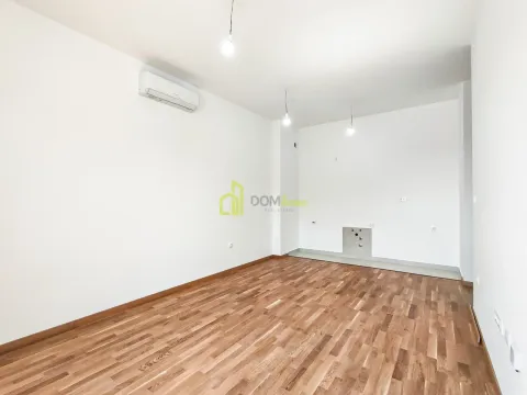 Prazna svijetla prostorija sa parketom na podu i klima uređajem. - image 7