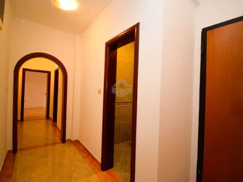 Izdavanje, dvosoban stan, 120m², Stari Aerodrom, Podgorica - image 10