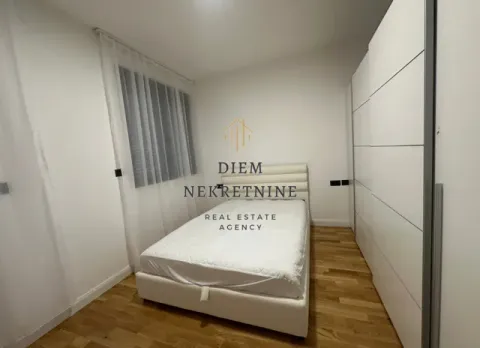 Bright bedroom with a bed and fitted wardrobe. - image 10