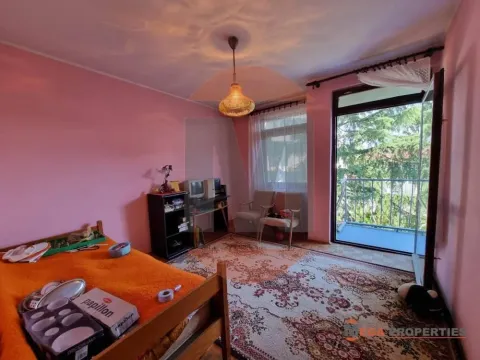 Nameštena spavaća soba sa izlazom na balkon i roze zidovima. - image 7