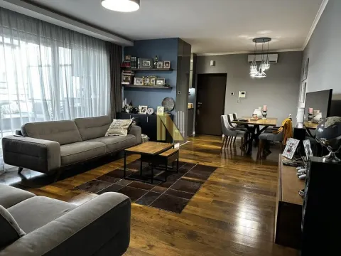 Prostrani dnevni boravak sa trpezarijom i modernim nameštajem. - image 7