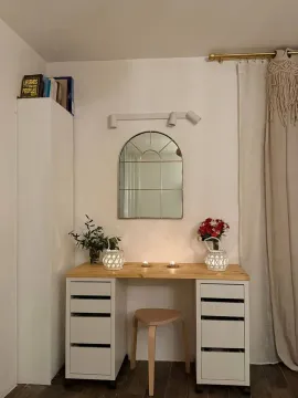 Radni sto sa ogledalom i stolicom u uglu sobe. - image 4