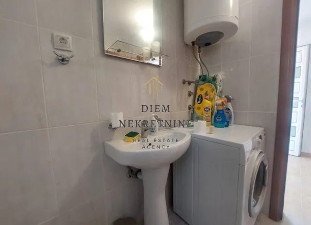 Izdavanje, dvosoban stan, 90m², Mrčevac, Tivat