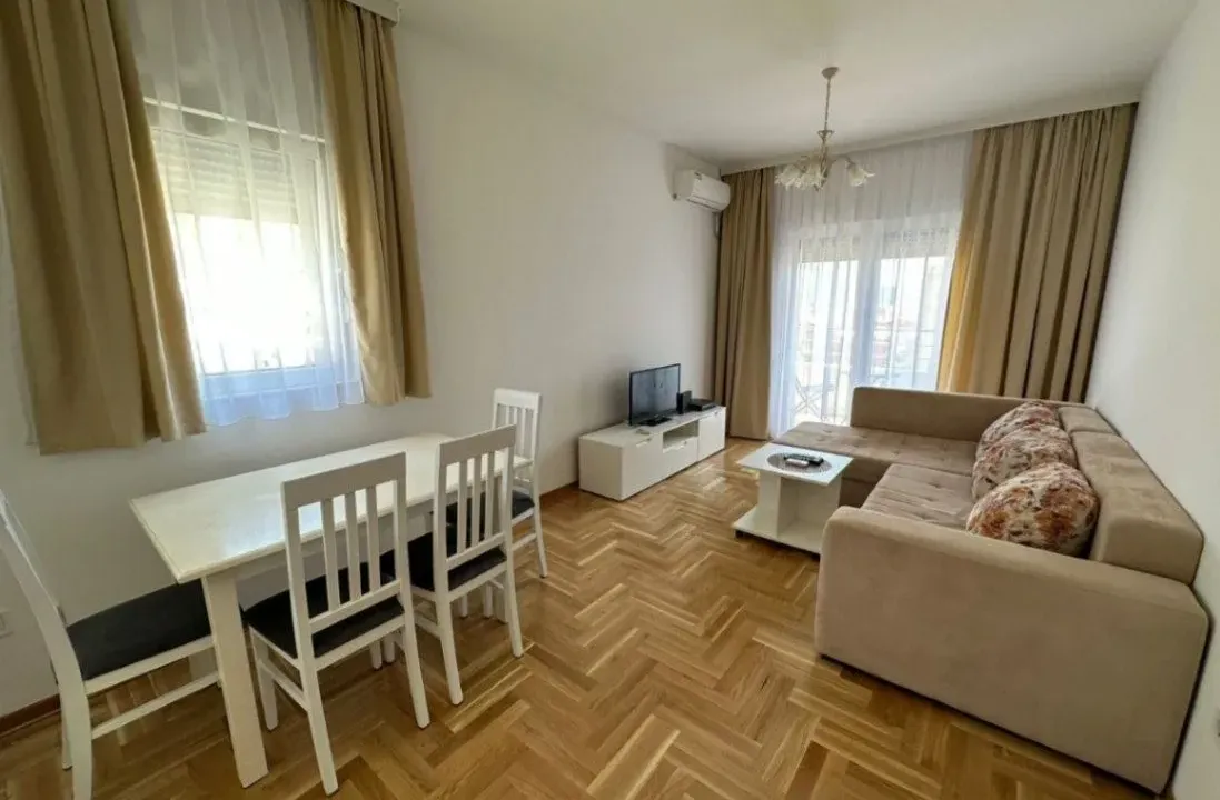 Izdavanje, dvosoban stan, 55m², Budva, Crna Gora