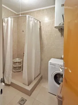 Jednostavno kupatilo sa tušem, zavjesom i veš mašinom. - image 13