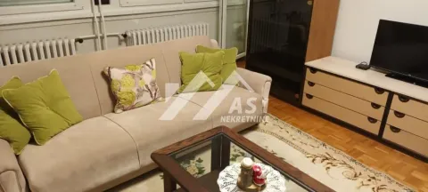 Dnevna soba sa garniturom, stočićem i televizorom. - image 4