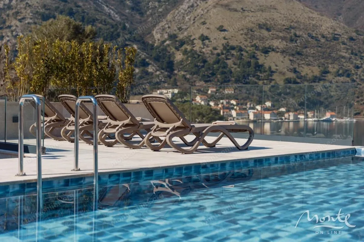Prodaja, trosoban stan, 191m², Dobrota, Kotor